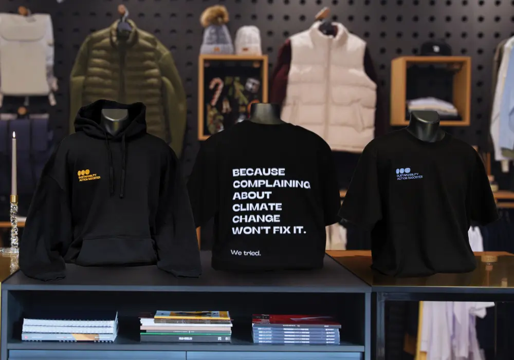 Stanley Stella musta t-paita ja huppari omalla painatuksella.