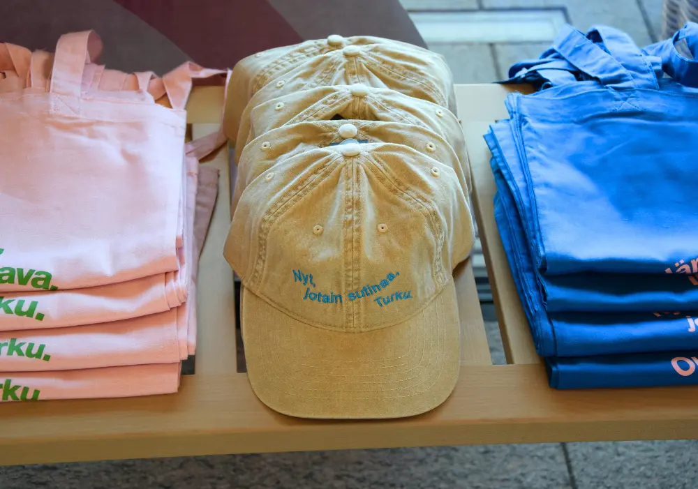 lippis omalla logolla.