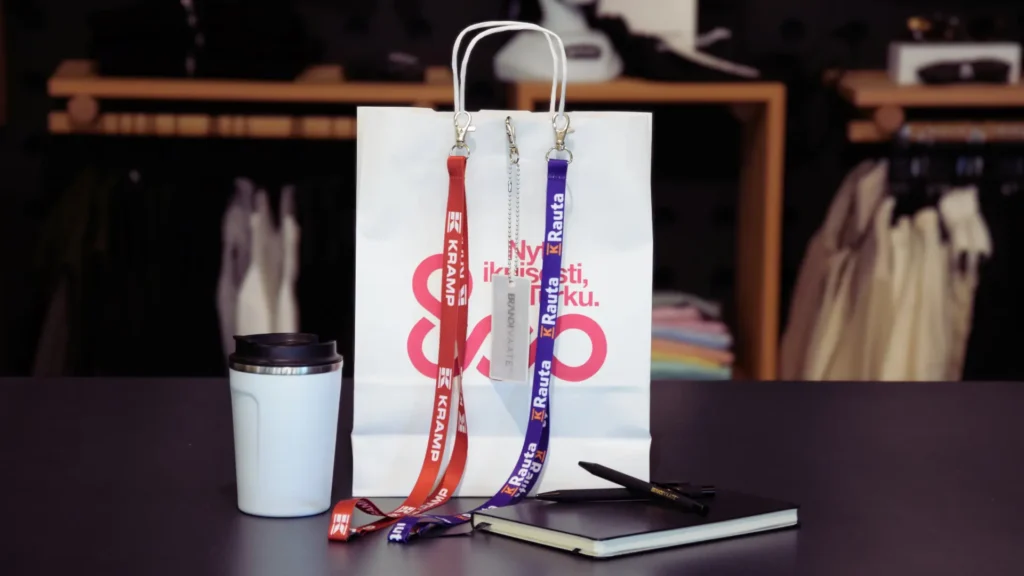 Avainnauha logolla, kynä logolla, take away muki logolla, muistikirja logolla, heijastin logolla.