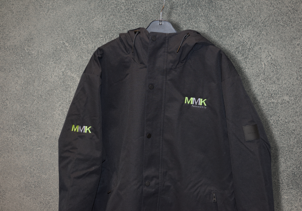 Musta talvitakki on suomalaisten suosikki. Brodeerauksella hihaan näytetään logo kätevästi moneen suuntaan.